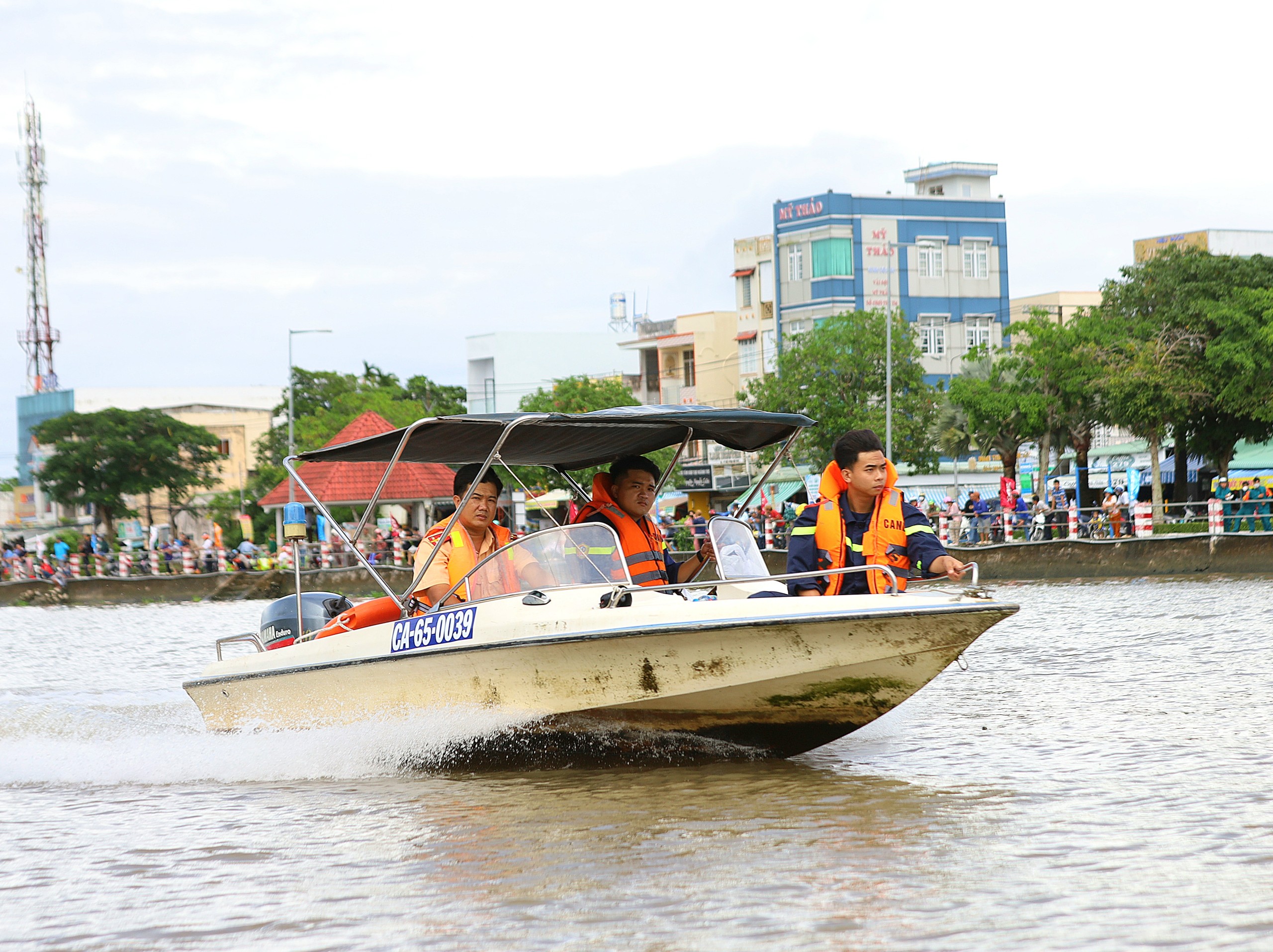 Lực lượng Công an tuần tra điều tiết, bảo đảm ANTT ATGT cho giải đấu.