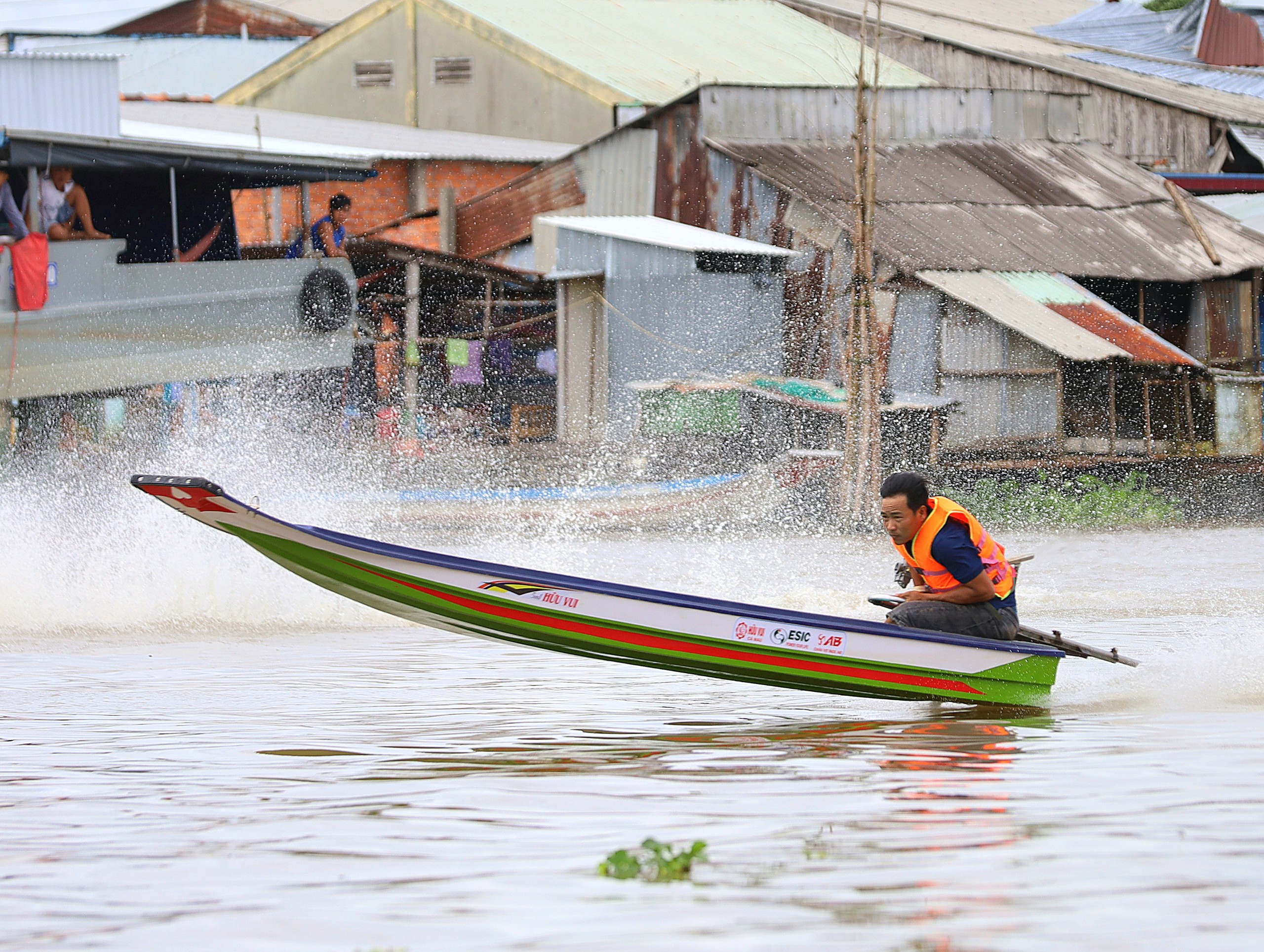 Các vận động viên tranh tài gây cấn, cống hiến cho khán giả những pha tranh tài hấp dẫn.