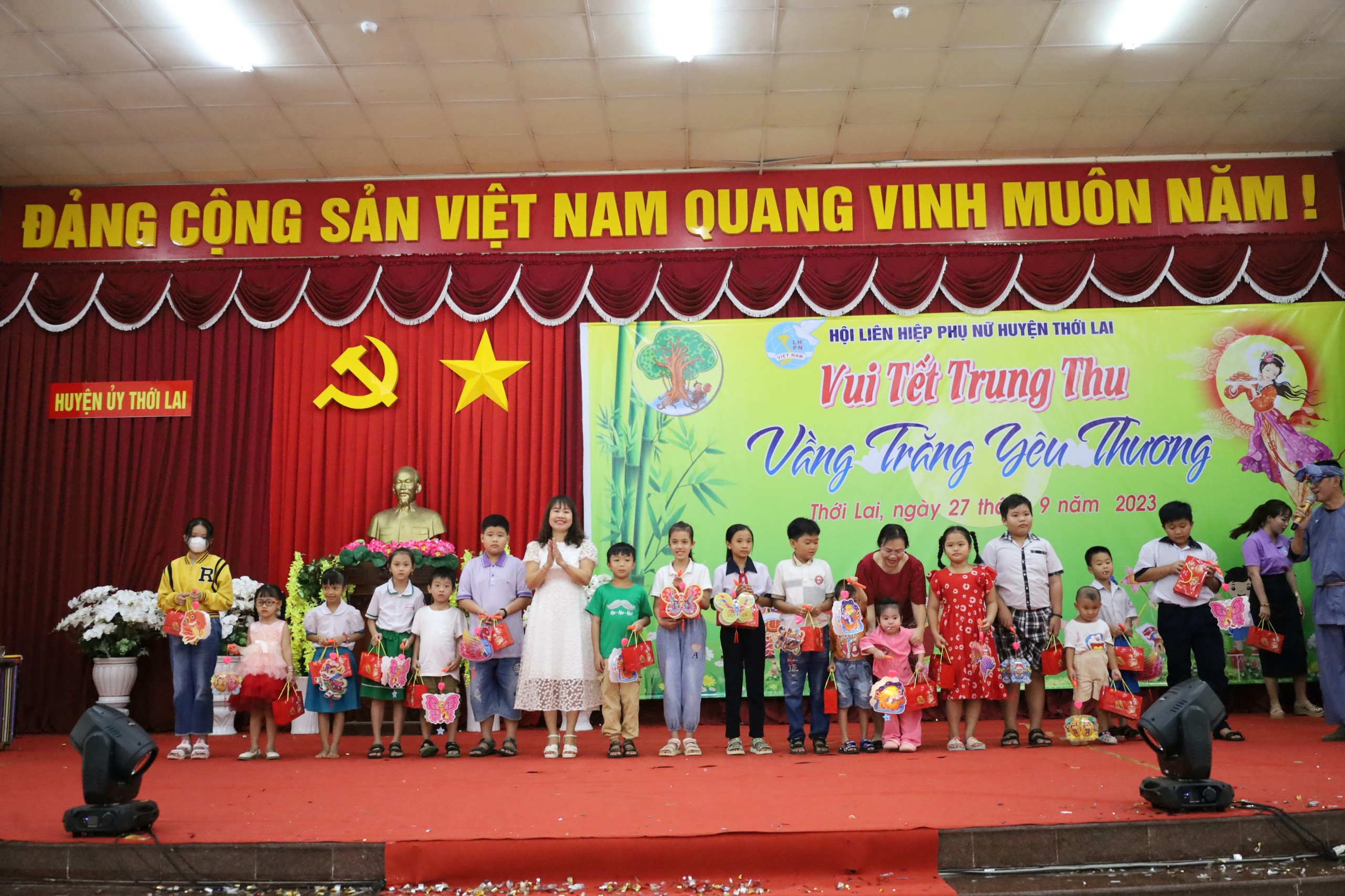 Bà Nguyễn Thị Ngọc Yến - Chủ tịch Hội LHPN huyện Thới Lai trao tặng quà cho các em thiếu nhi.