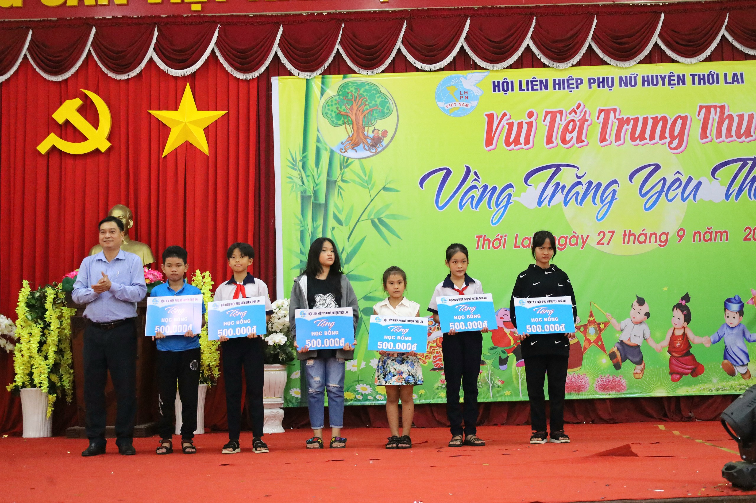 Ông Nguyễn Bá Hùng - Trưởng Ban Tuyên giáo Huyện ủy Thới Lai trao tặng học bổng cho các em thiếu nhi.