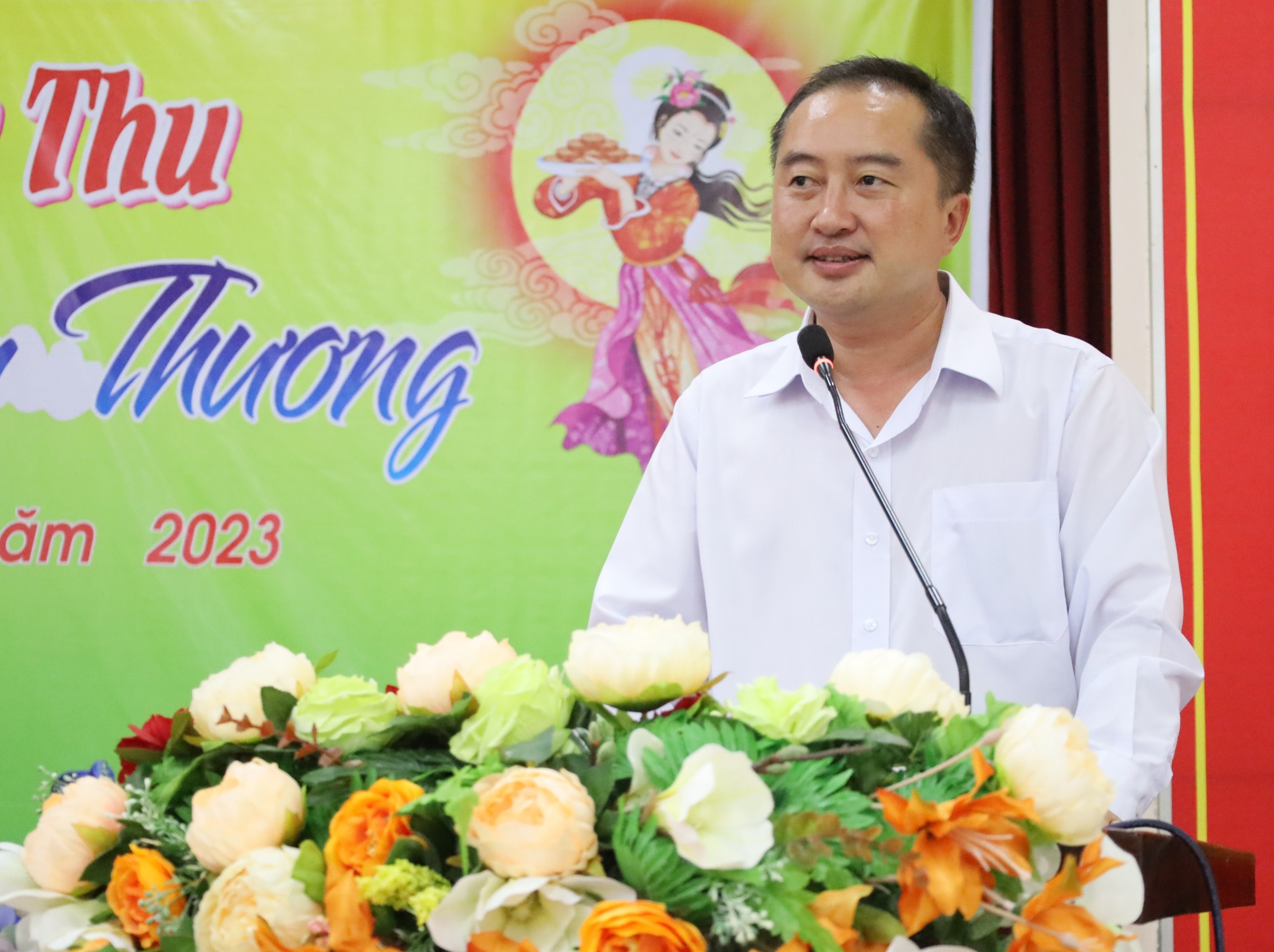 Ông Huỳnh Văn Tùng – Phó Bí thư thường trực Huyện ủy Thới Lai phát biểu chúc mừng các cháu thiếu nhi nhân dịp Tết Trung thu năm 2023.