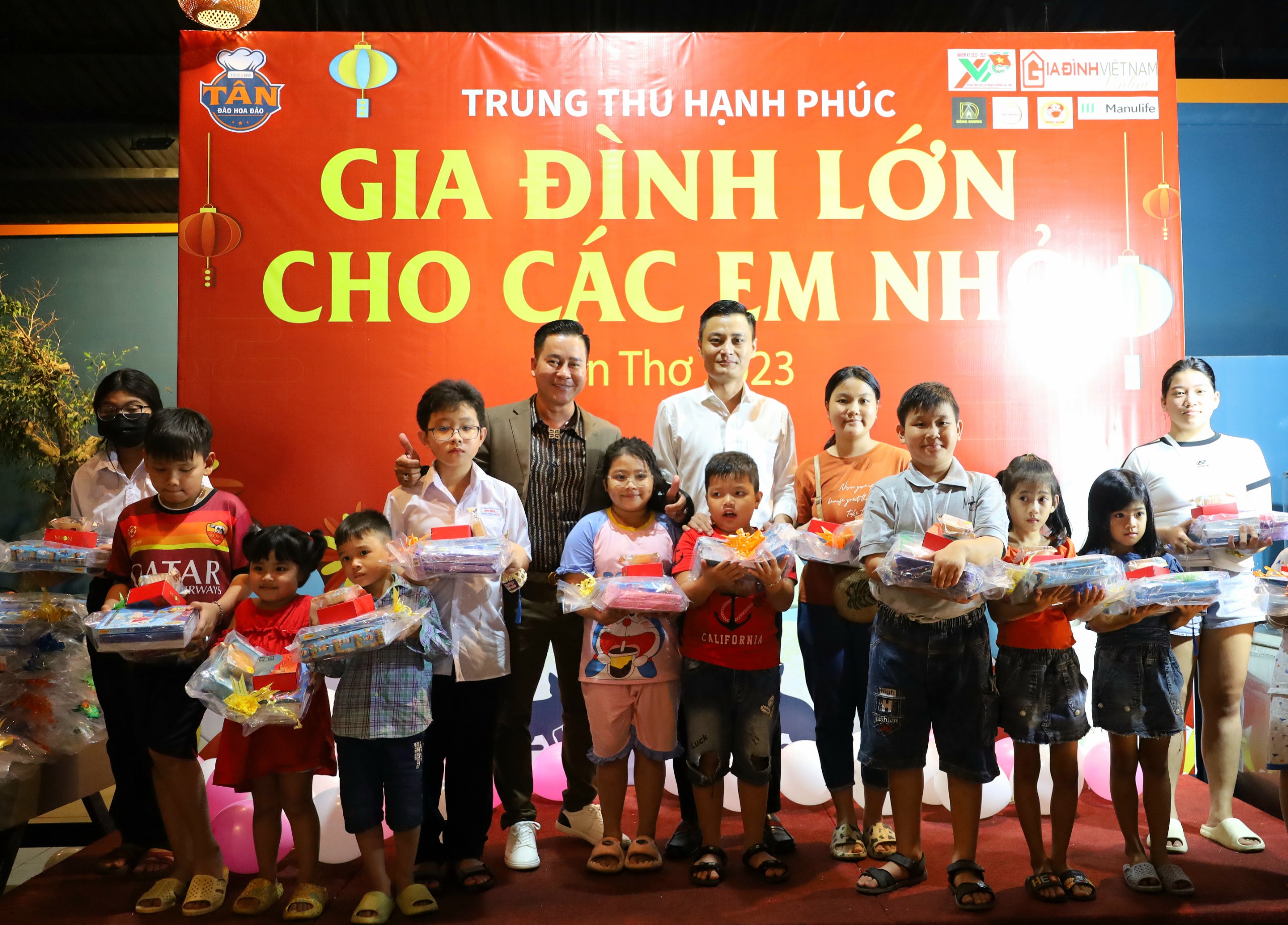Ông Lý Trung Hiếu và ông Đỗ Thành Huấn – Đại diện Nhà hàng Tân Đào Hoa Đảo Food & Beer trao tặng quà cho các em thiếu nhi.