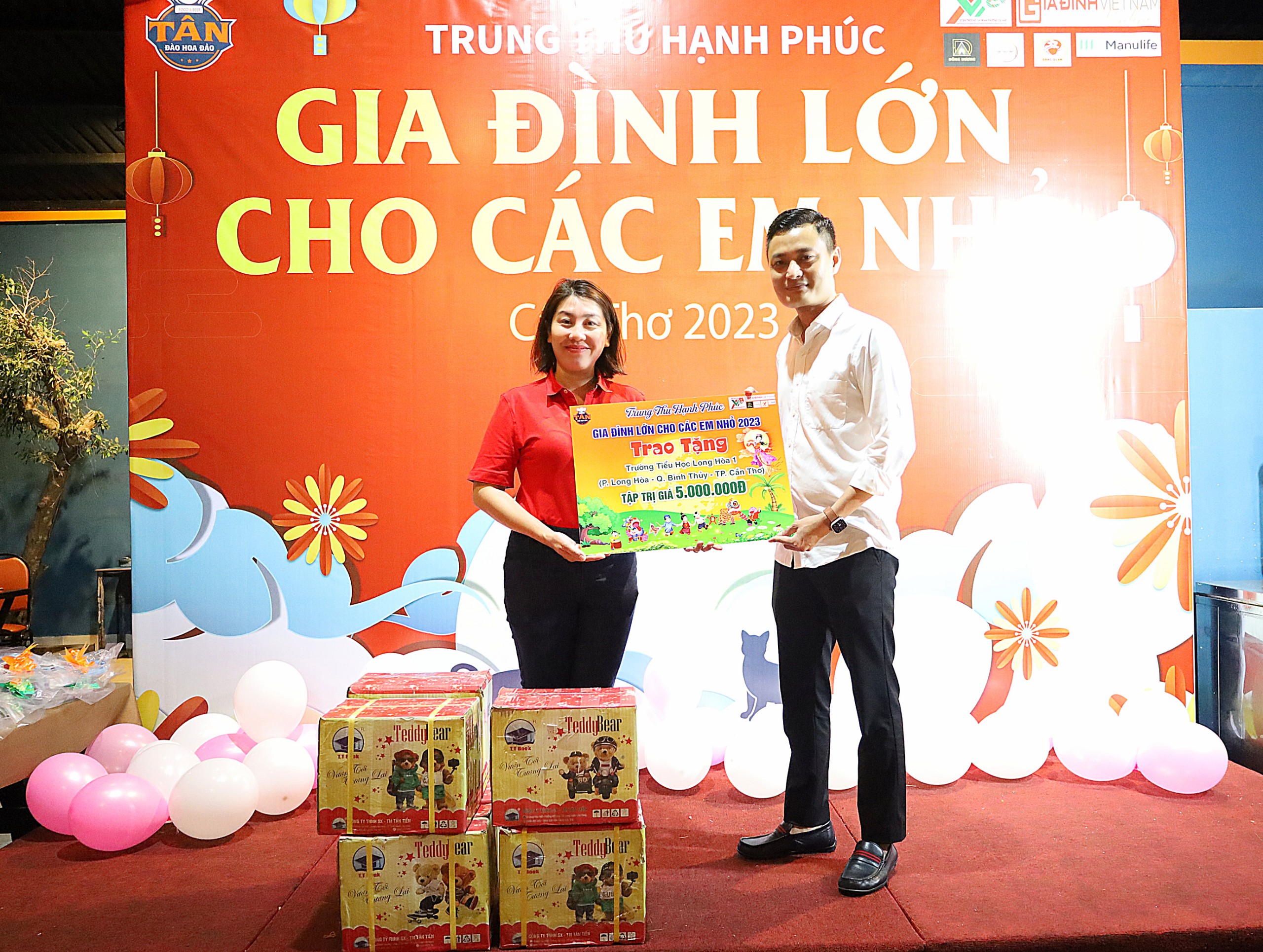 Ông Đỗ Thành Huấn – Đại diện Nhà hàng Tân Đào Hoa Đảo Food & Beer trao tặng tập học sinh cho Trường Tiểu học Long Hòa 1, quận Bình Thủy.