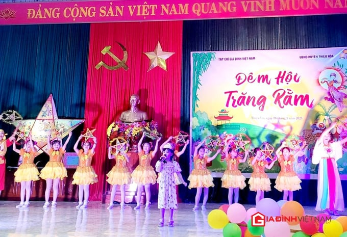 Các em nhỏ được tham gia chương trình văn nghệ đặc sắc, hấp dẫn tại đêm hội