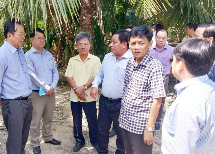 Ông Lâm Văn Mẫn - Bí thư Tỉnh ủy Sóc Trăng (thứ 2 từ phải qua) kiểm tra công tác giải phóng mặt bằng ở huyện Cù Lao Dung để xây dựng cầu Đại Ngãi.