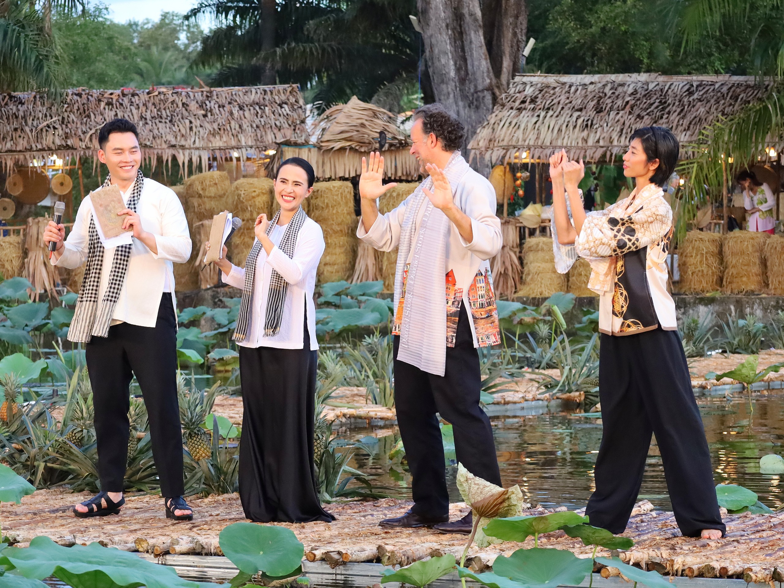 Ngài Daniel Stork - Tổng Lãnh sự quán Vương quốc Hà Lan tại TP. Hồ Chí Minh hòa mình vào giai điệu trong phần trình diễn.