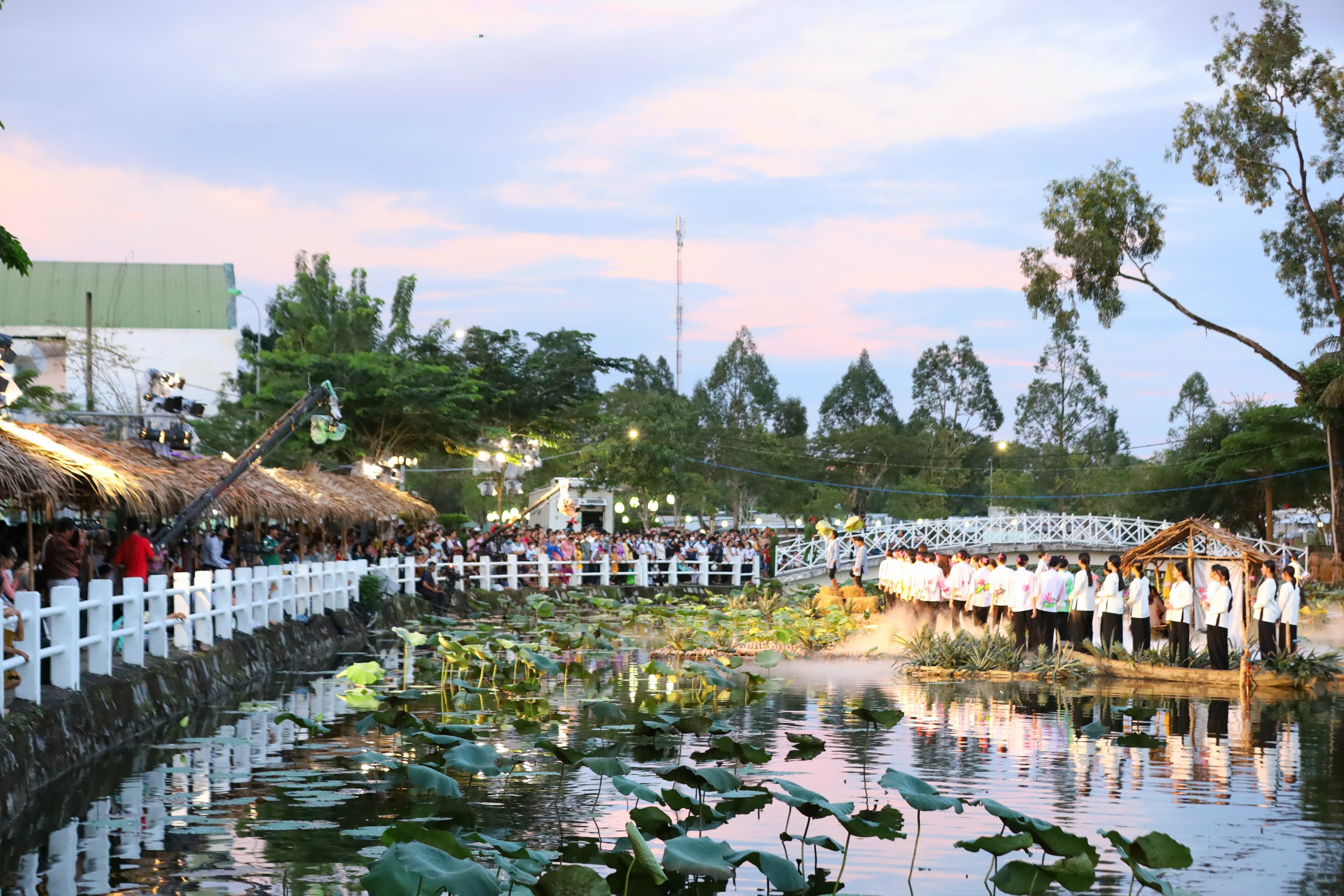 Chương trình khai mạc Festival áo bà ba Hậu Giang với chủ đề “Nụ cười Hậu Giang” đã để lại ấn tượng sâu sắc trong lòng du khách và bạn bè quốc tế với màn trình diễn những chiếc áo bà ba dệt và may từ sợi khóm Cầu Đúc kết hợp tơ tằm do những nghệ nhân dệt tơ tằm ở Bảo Lộc (tỉnh Lâm Đồng) và Nha Xá (tỉnh Hà Ham).