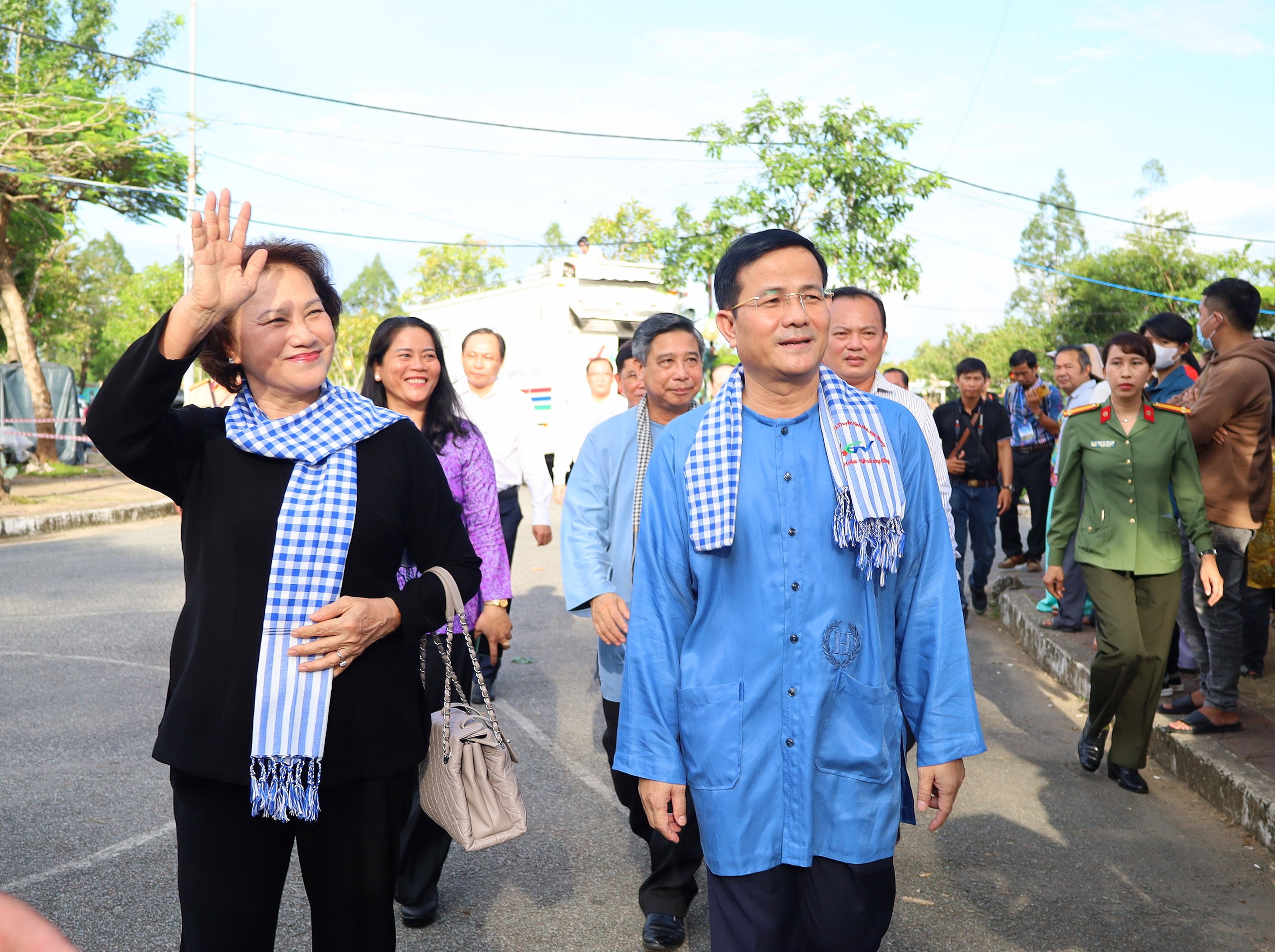 Bà Nguyễn Thị Kim Ngân - nguyên Chủ tịch Quốc hội và ông Trần Văn Huyến - Phó Bí thư Thường trực Tỉnh ủy, Chủ tịch HĐND tỉnh Hậu Giang đến dự chương trình với trang phục áo Ba ba vô cùng ấn tượng.