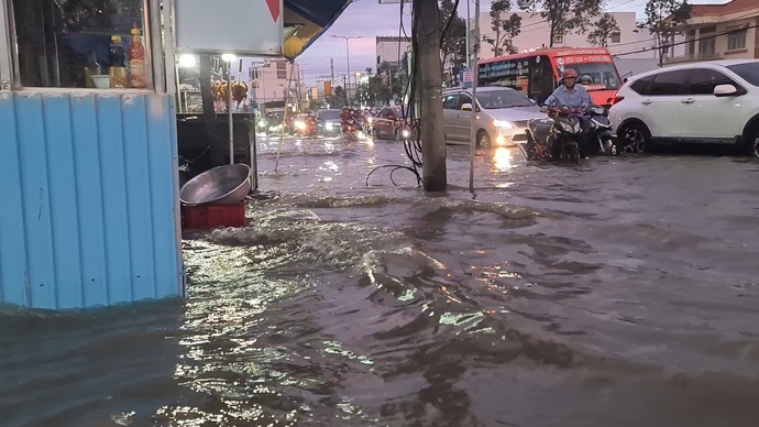 Mực nước lên cao bất ngờ, các tiểu thương 'trở tay' không kịp.