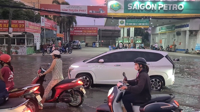 Tuyến đường Mậu Thân, quận Ninh Kiều, TP Cần Thơ (đoạn từ Showroom trang trí nội thất Tâm Thuận Phát) là một trong những điểm bị ngập sâu do triều cường dâng cao vào dịp Trung Thu vừa qua.