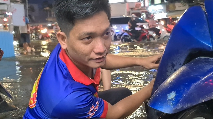 Anh Phạm Út - thành viên Đội hỗ trợ Cần Thơ tích cực tham gia đẩy xe, vá vỏ miễn phí cho người dân gặp nạn trong con nước lớn.