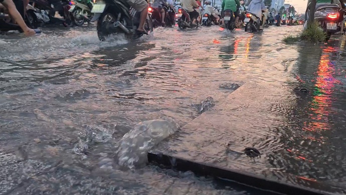 Theo thông báo của Đài khí tượng thủy văn TP Cần Thơ: 'Đây là đợt triều cường có đỉnh triều cao vượt mức báo động III'.