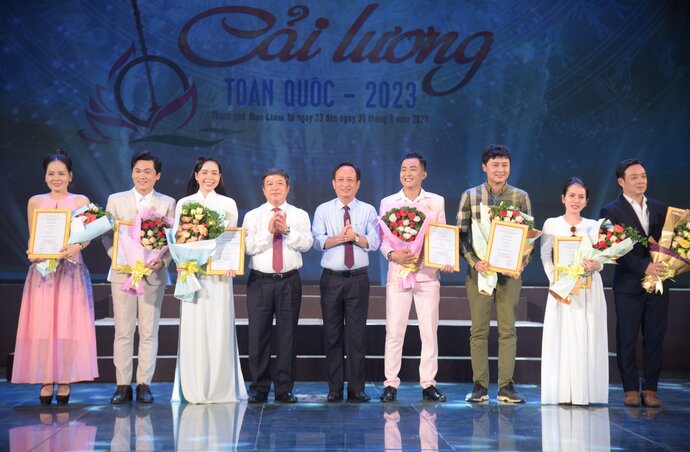 Thứ trưởng Bộ Văn hoá, Thể thao và Du lịch Đoàn Văn Việt cùng Chủ tịch UBND tỉnh Bạc Liêu Phạm Văn Thiều trao giải cho các diễn viên.