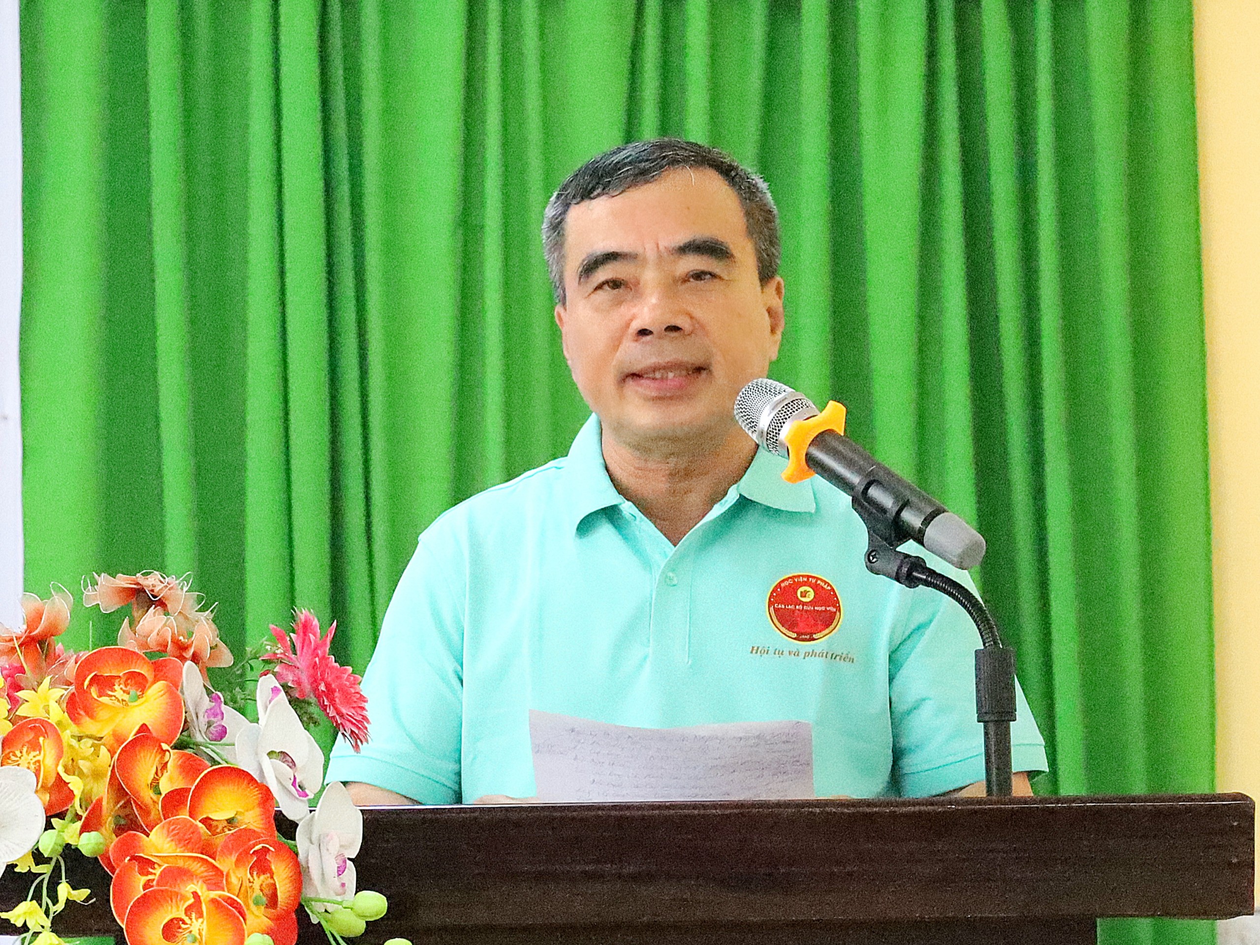 Luật sư Trần Hữu Năng - Phó Chủ nhiệm Câu lạc bộ Cựu học viên Học viện Tư pháp phát biểu tại chương trình.
