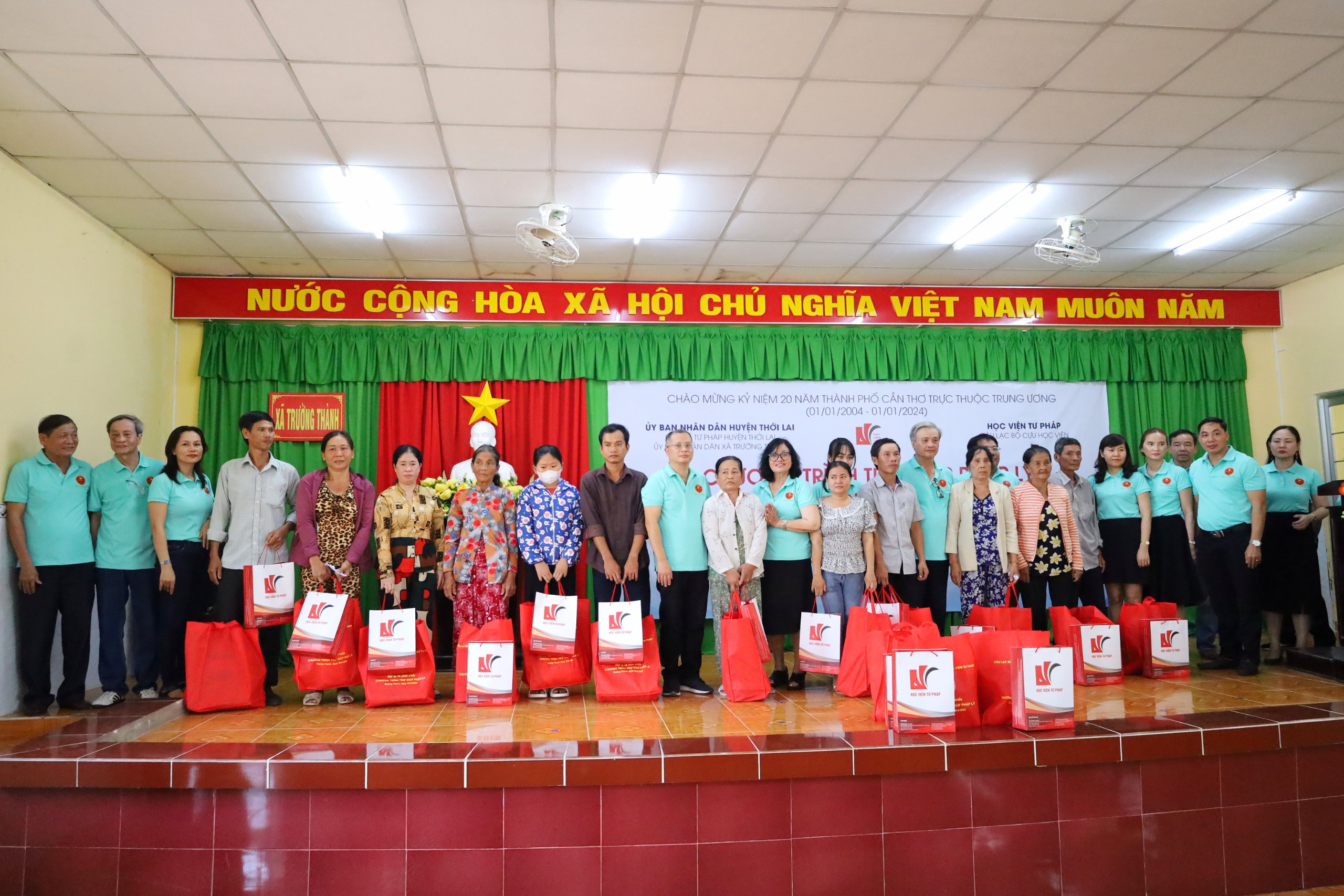 Dịp này, Cựu học viên Học viện Tư pháp kết hợp với Công đoàn Học viện đã trao 150 phần quà cho người nghèo ở xã Trường Thành, huyện Thới Lai.