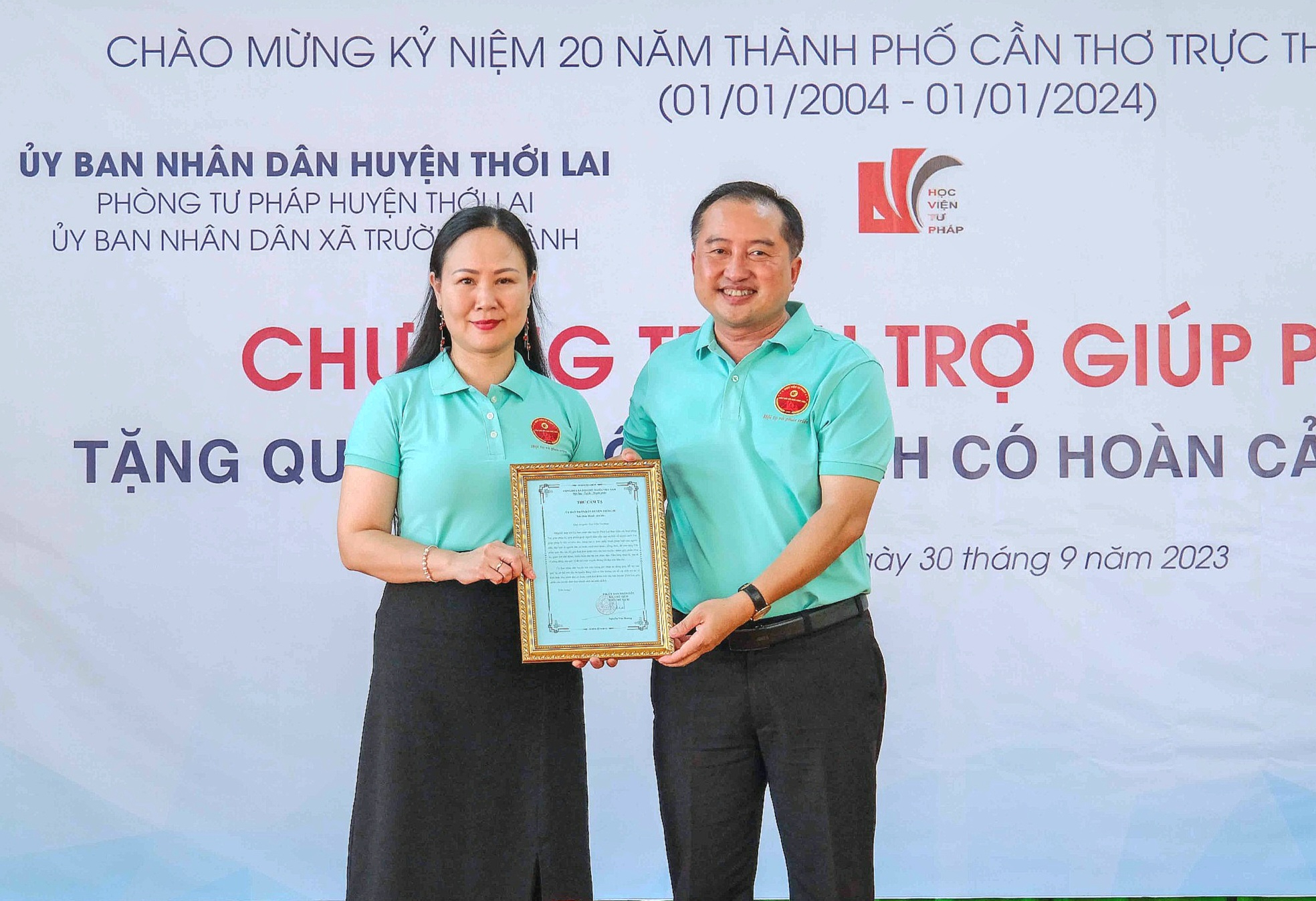 Ông Huỳnh Văn Tùng - Phó Bí thư Thường trực Huyện ủy Thới Lai trao thư cám ơn.