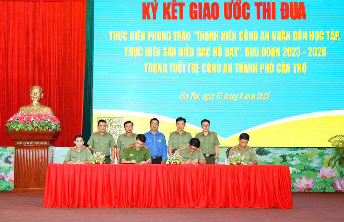 Ký kết giao ước thi đua các Cụm đoàn cơ sở thuộc Đoàn Thanh niên Công an TP Cần Thơ giai đoạn 2023-2028. Ảnh: Công an TP Cần Thơ