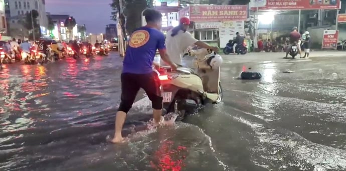 Những tình nguyện viên của đội giúp đỡ nhiều bà con khắc phục sự cố xe máy miễn phí.