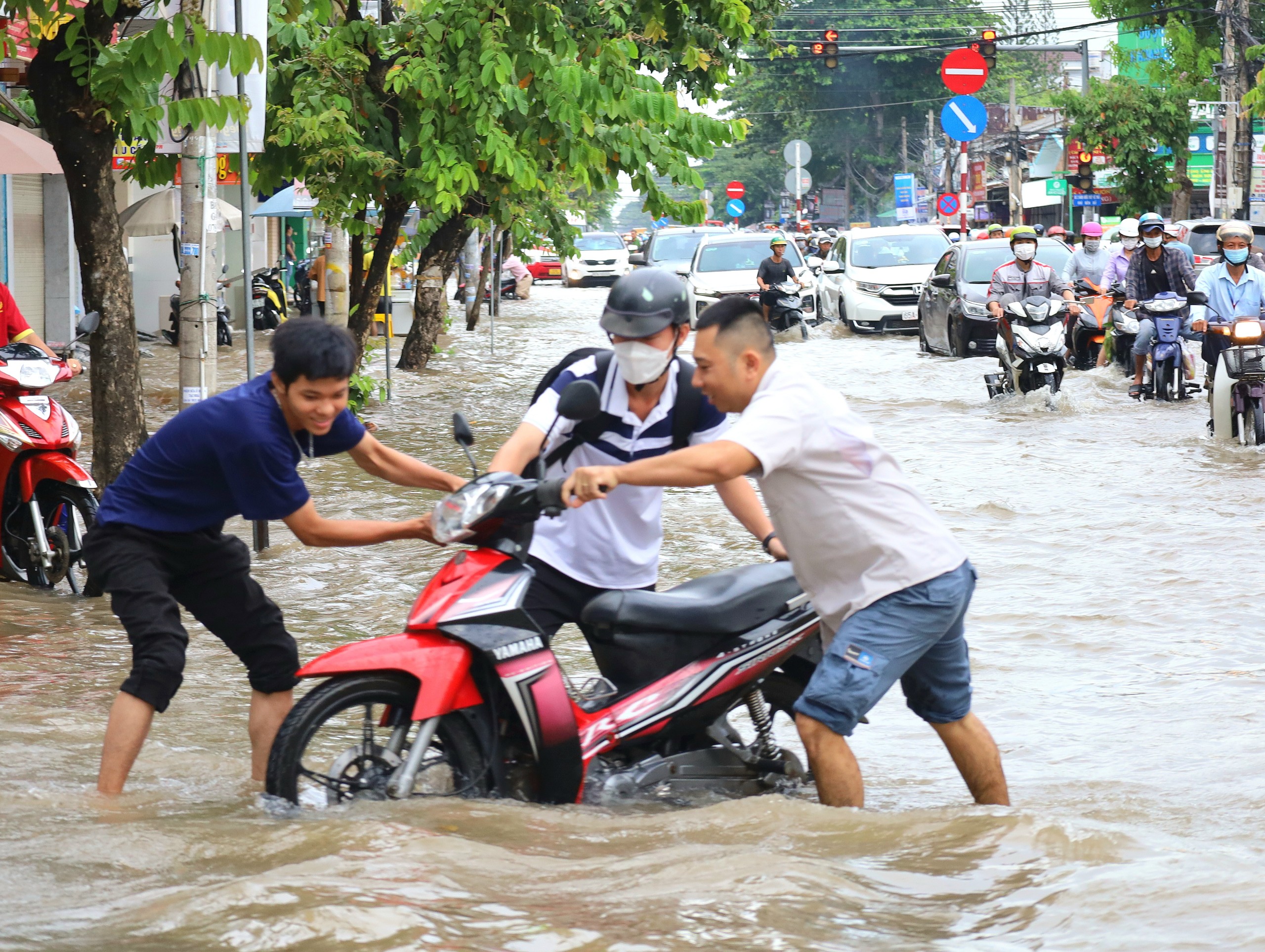 Người dân tham gia hỗ trợ người đi đường bị tắt máy xe.