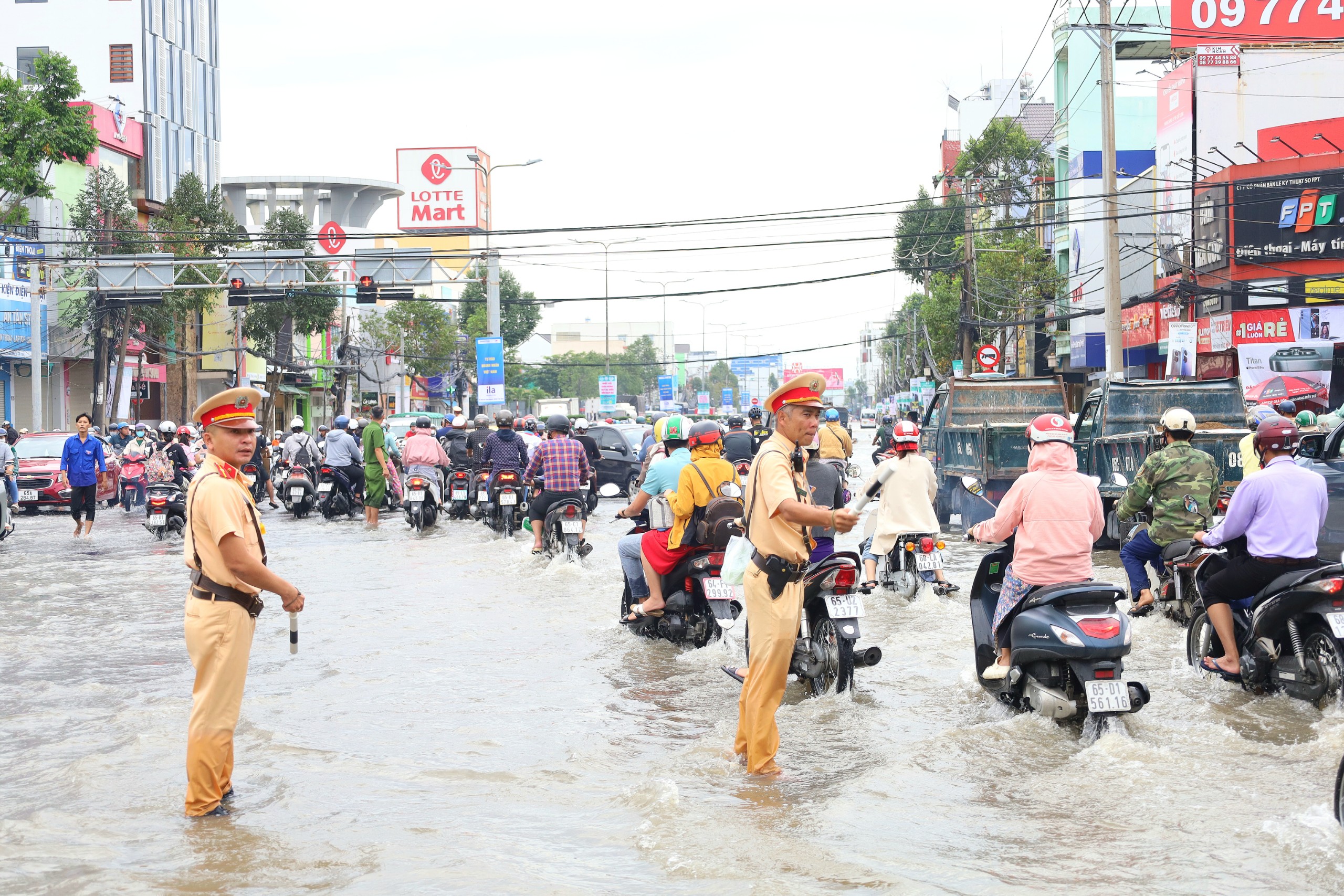 Lực lượng Công an điều tiết giao thông để tráng gây ùn tắc.