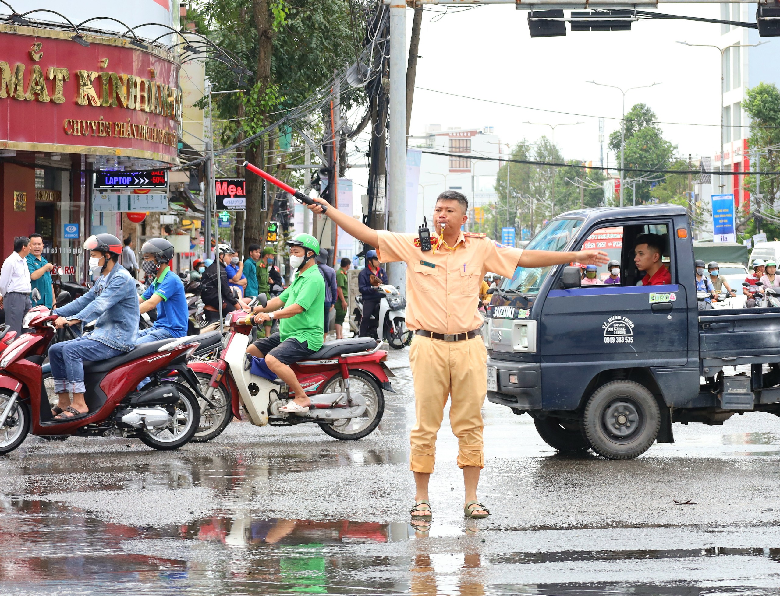 Lực lượng Công an điều tiết giao thông tại khu vực ngã 4 đường Võ Văn Kiệt - Nguyễn Văn Cừ.