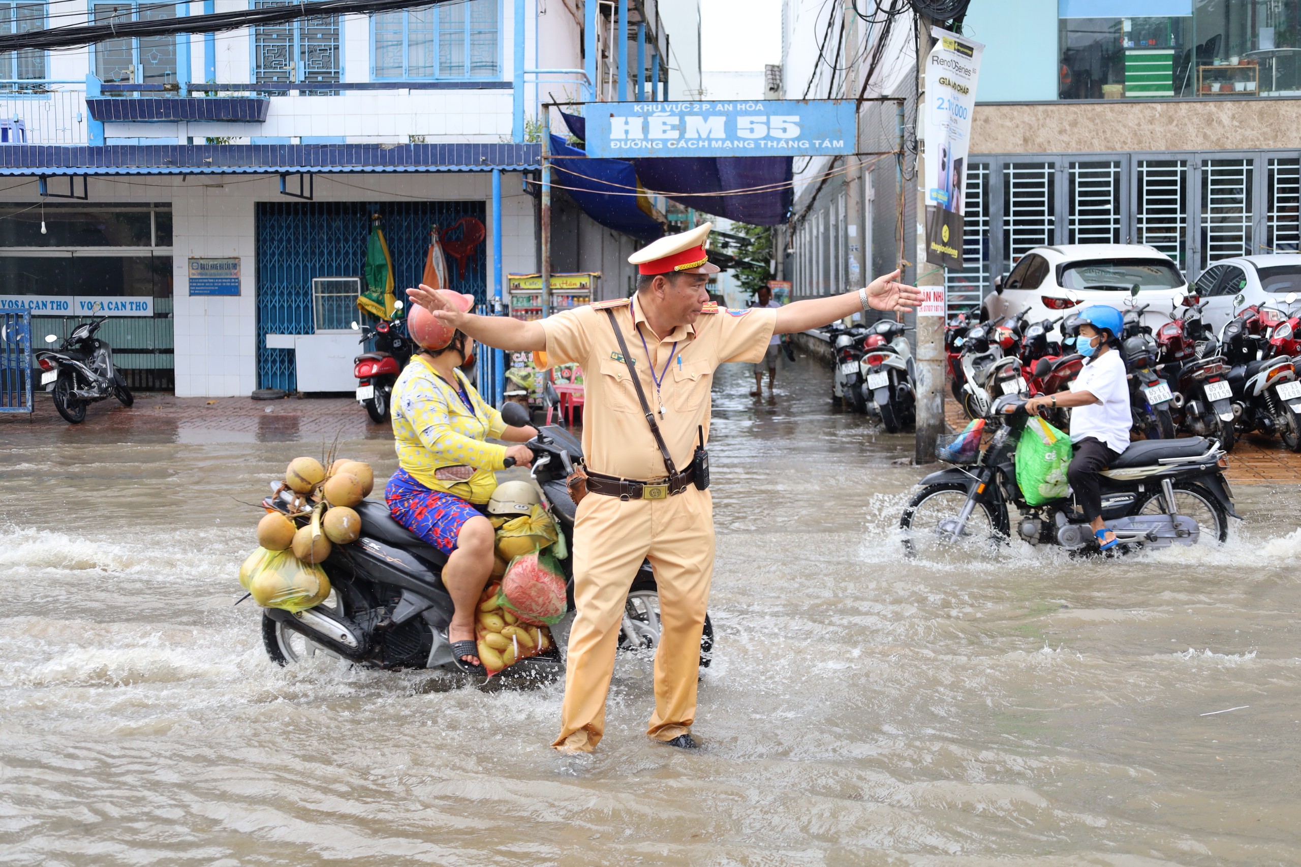 Lực lượng Công an điều tiết giao thông tại khu vực ngập sâu trên đường Cách mạng tháng 8.