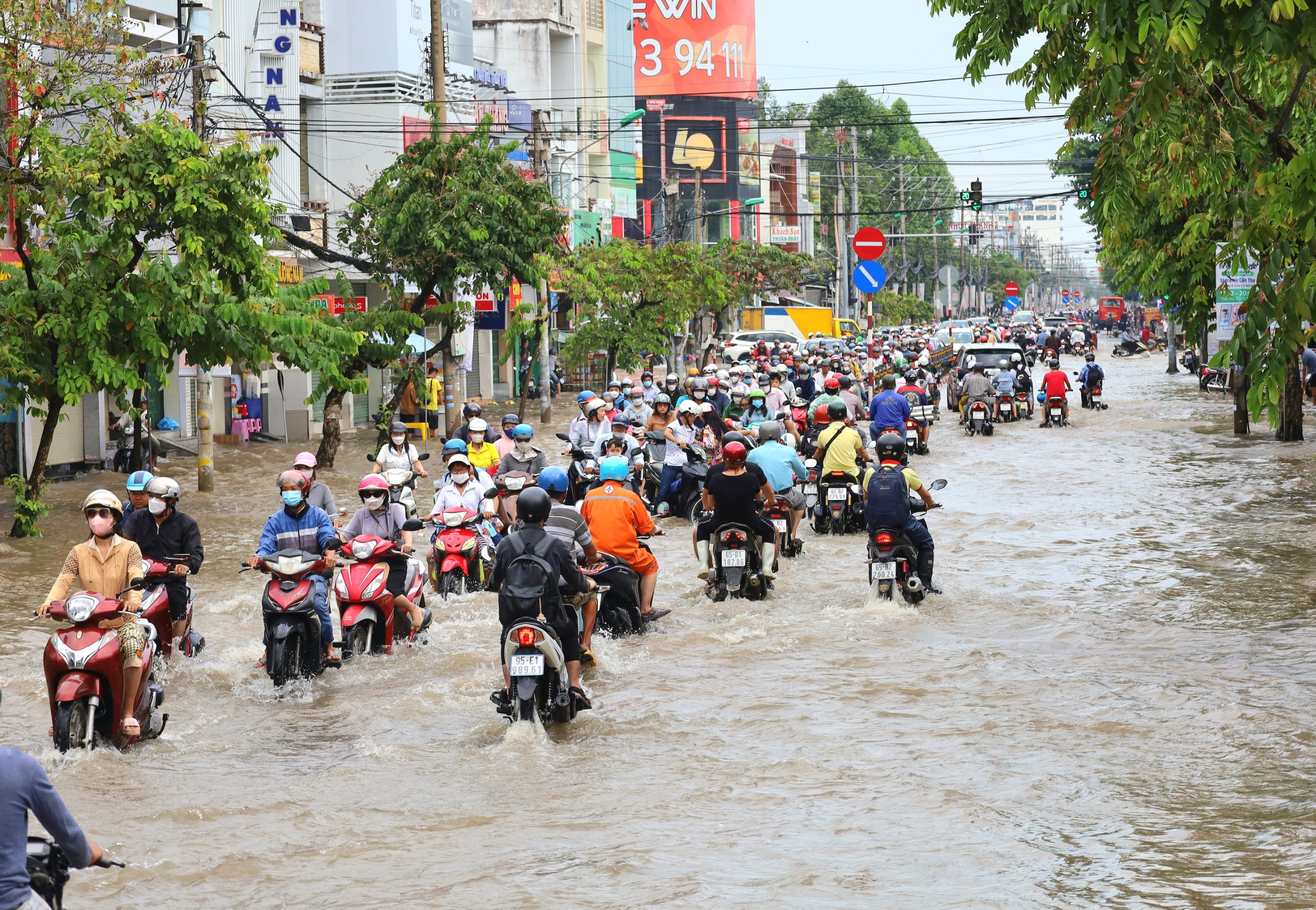 ác tuyến đường trong nội ô ngập sâu, khiến việc di chuyển của người dân gặp khó khăn.