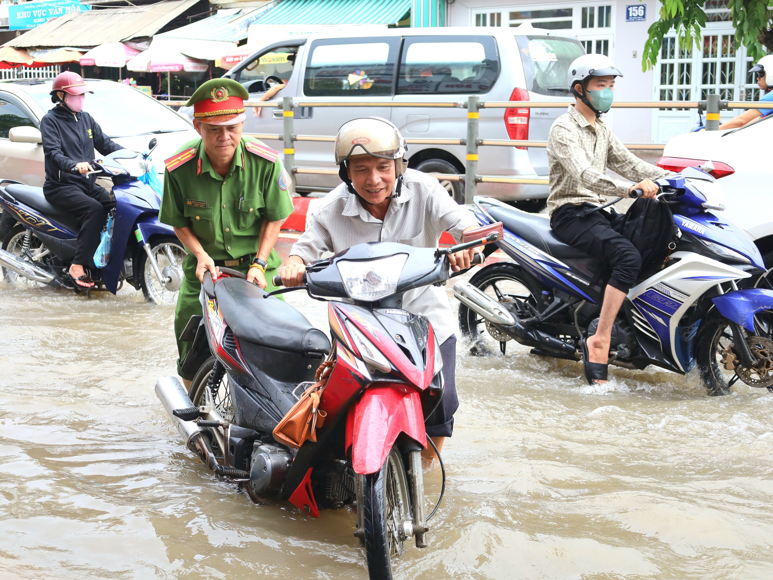 Lực lượng công an đẩy xe giúp dân bị tắt máy, hình ảnh tuy bình dị nhưng thực sự làm cho người dân Cần Thơ cảm kích và xúc động.