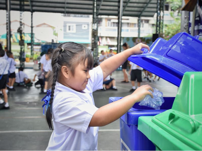 Hình thành ý thức phân loại rác thải nhựa, bảo vệ môi trường sống ngay từ bé (Ảnh minh họa)