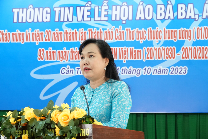 Bà Võ Kim Thoa, Chủ tịch Hội Liên hiệp Phụ nữ thành phố Cần Thơ phát biểu tại buổi họp báo.