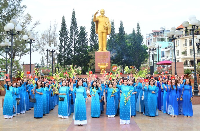 Hình ảnh người phụ nữ miền Tây trong trang phục áo dài, áo bà ba đã trở thành nét đẹp văn hóa biểu trưng của người dân miền sông nước.