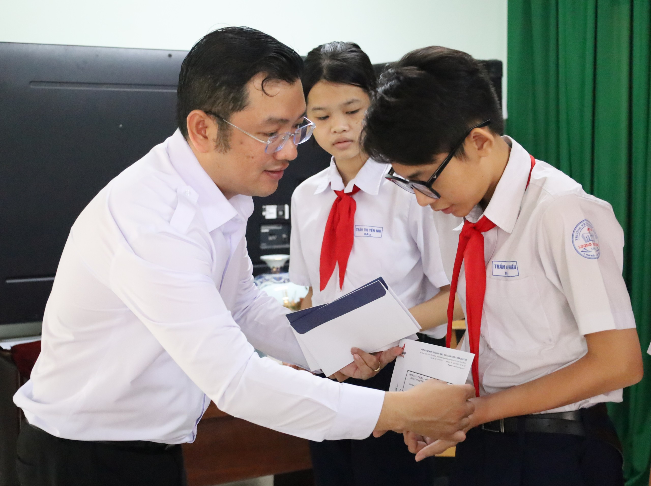 Anh Lâm Văn Tân - Phó Bí thư Thành đoàn Cần Thơ trao tặng học bổng cho các em học sinh.