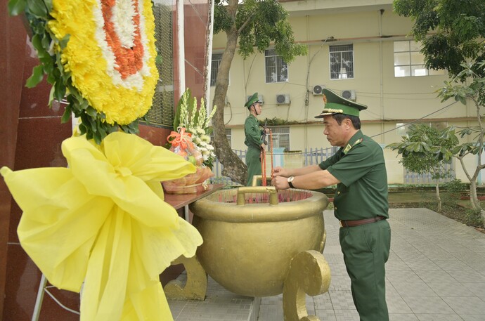 Trung tướng Lê Đức Thái - Tư lệnh BĐBP thắp hương tưởng niệm các anh hùng liệt sĩ Đồn Biên phòng Phú Mỹ