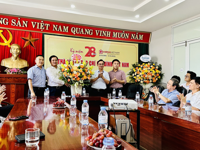 Lãnh đạo Hội KHHGĐ Việt Nam tặng hoa chúc mừng 28 năm Tạp chí Gia đình Việt Nam