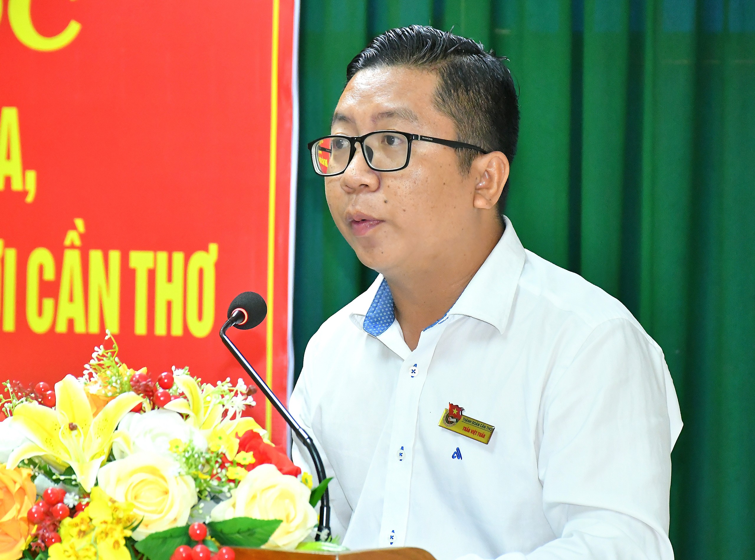 Anh Trần Việt Tuấn - Phó Bí thư Đoàn TNCS Hồ Chí Minh TP. Cần Thơ phát biểu tham luận tại hội thảo.