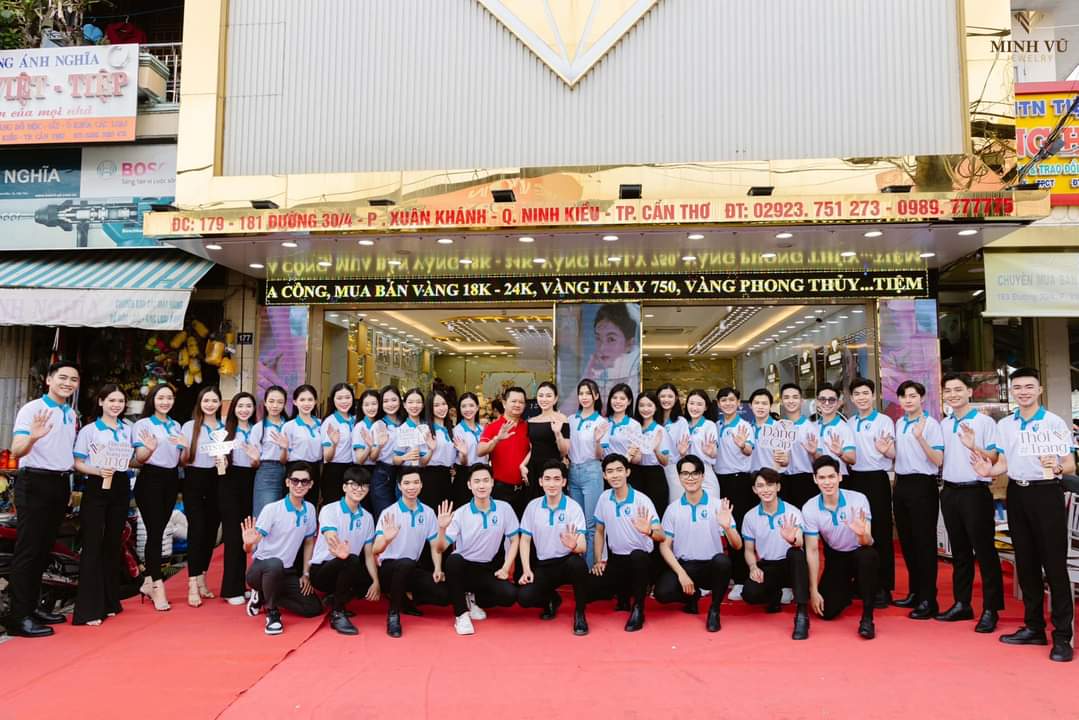 Top 40 thí sinh tham gia đêm chung kết Học sinh - Sinh viên thanh lịch TP. Cần Thơ năm 2023 chụp hình lưu niệm tại Công Ty TNHH Kinh doanh Vàng - Đá quý Minh Vũ (Minh Vũ Jewelry).