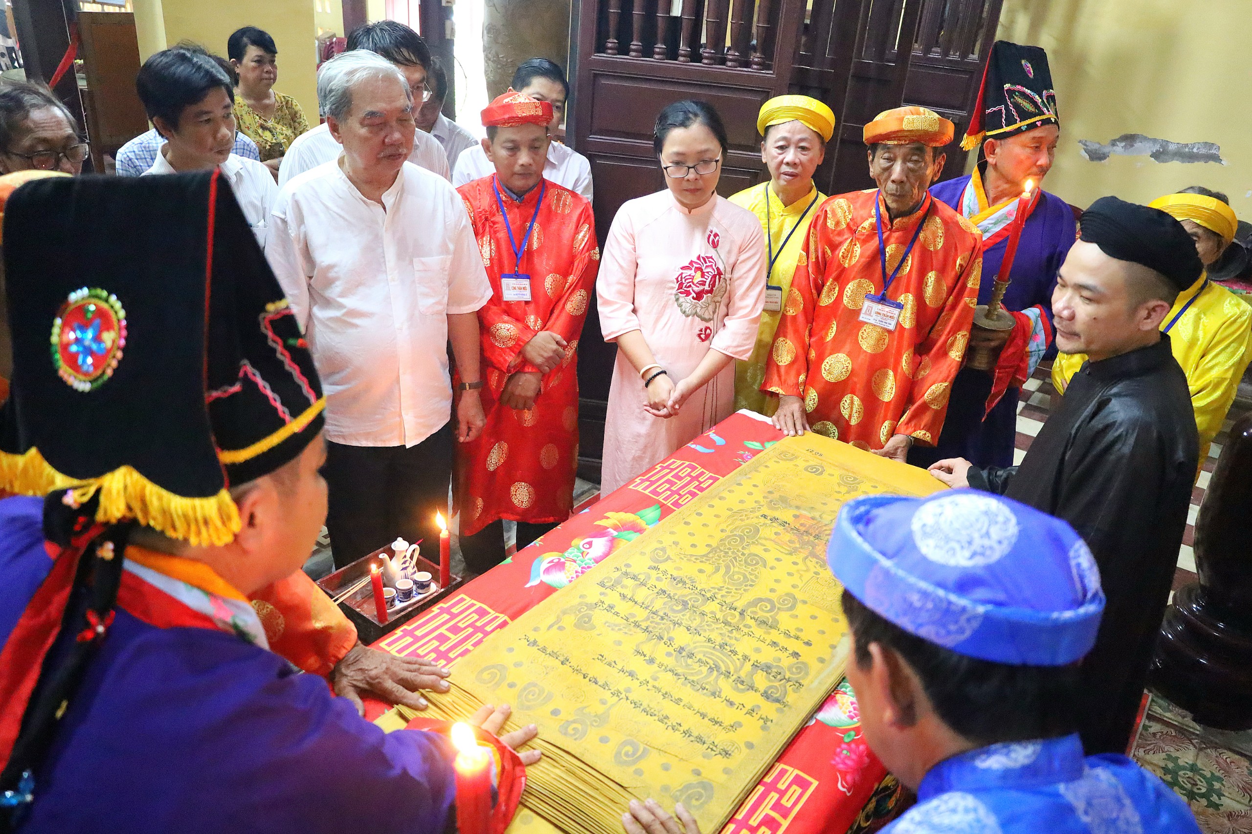 Đoàn khảo sát xem 85 đạo sắc thời Nguyễn được lưu giữ tại Công Thần Miếu Vĩnh Long.