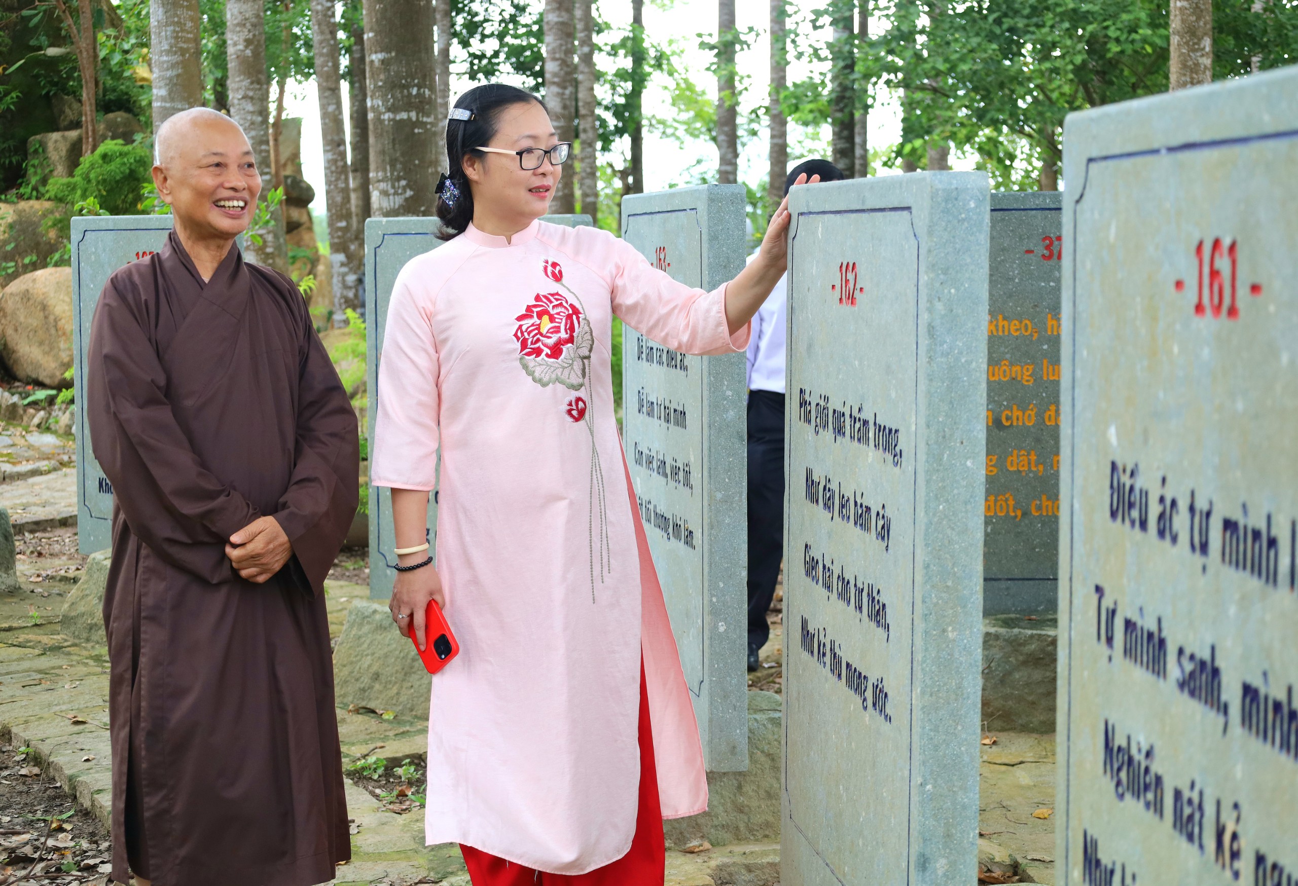 Bà Nguyễn Thị Quyên Thanh - Phó Chủ tịch UBND tỉnh Vĩnh Long khảo sát Vườn Kinh Phật bằng đá tại Di tích chùa Phước Hậu, huyện Tam Bình, tỉnh Vĩnh Long.