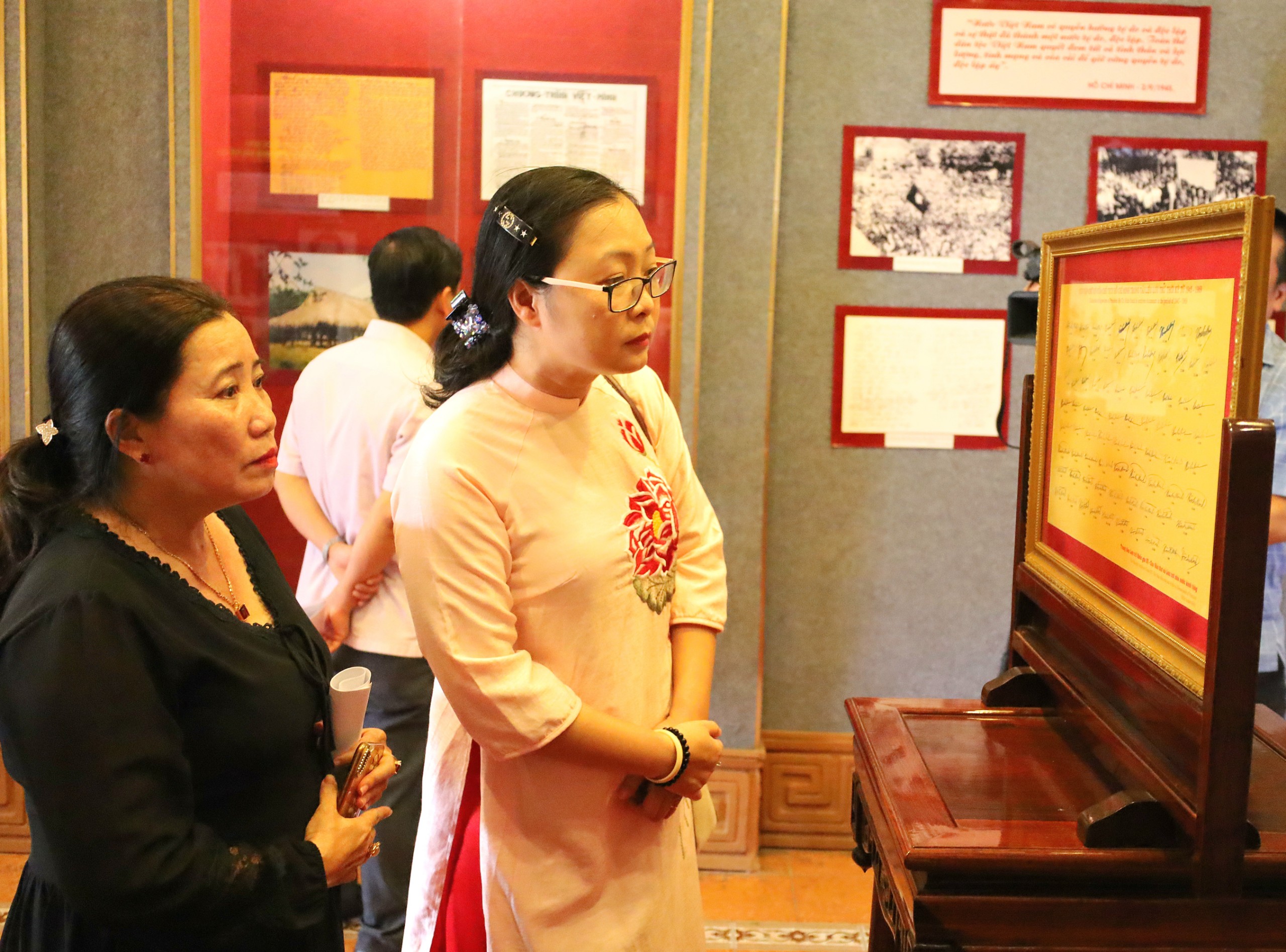 Bà Nguyễn Thị Quyên Thanh - Phó Chủ tịch UBND tỉnh Vĩnh Long khảo sát tại Bảo tàng tỉnh Vĩnh Long.