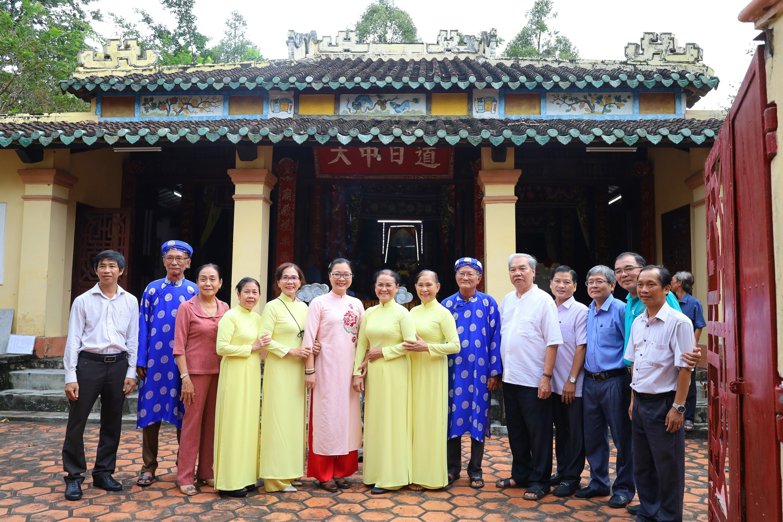 Đoàn khảo sát chụp hình lưu niệm tại Di tích Văn Thánh Miếu, TP. Vĩnh Long.