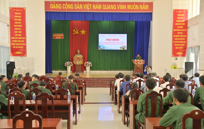 Đại tá Huỳnh Văn Đông, Bí thư Đảng uỷ, Chính ủy BĐBP tỉnh Kiên Giang phát động các cuộc thi.