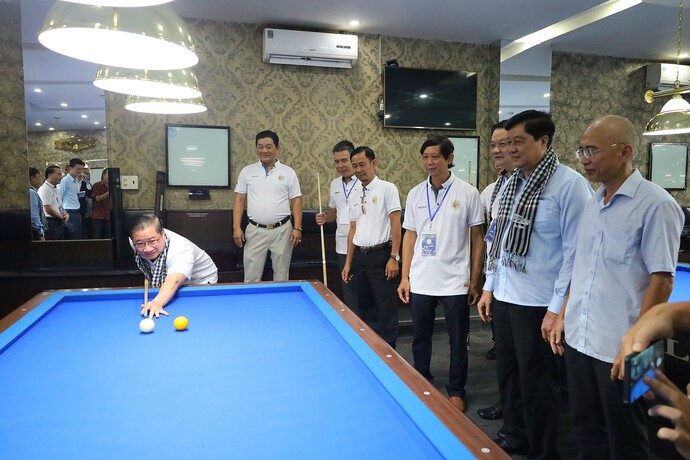 Chủ tịch UBND TP Cần Thơ Trần Việt Trường đánh khai cuộc Giải Billiards Nhà báo và Doanh nhân năm 2023.