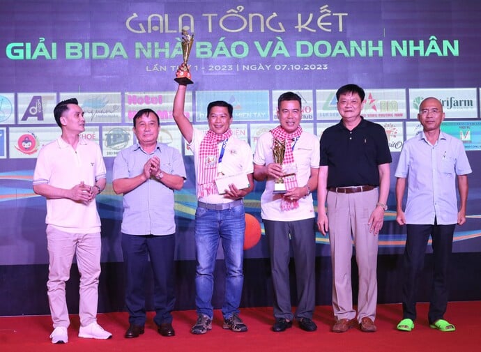 Giải nhất được trao cho cặp đôi cơ thủ Nguyễn Thanh Phúc (Đài PTTH Cà Mau) và đại diện cơ thủ Nguyễn Văn Phúc (Phó giám đốc Ban Quản lý dự án ODA TP Cần Thơ).