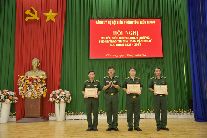 Đại tá Huỳnh Văn Đông, Bí thư Đảng uỷ, Chính ủy Bộ đội Biên phòng tỉnh Kiên Giang trao giấy khen của Đảng ủy Bộ chỉ huy cho 3 tập thể có mô hình dân vận khéo tiêu biểu giao đoạn 2021 – 2023.