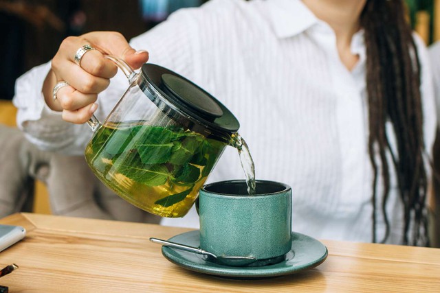 Uống trà, đặc biệt là trà xanh giúp hạ huyết áp và tránh tăng huyết áp.