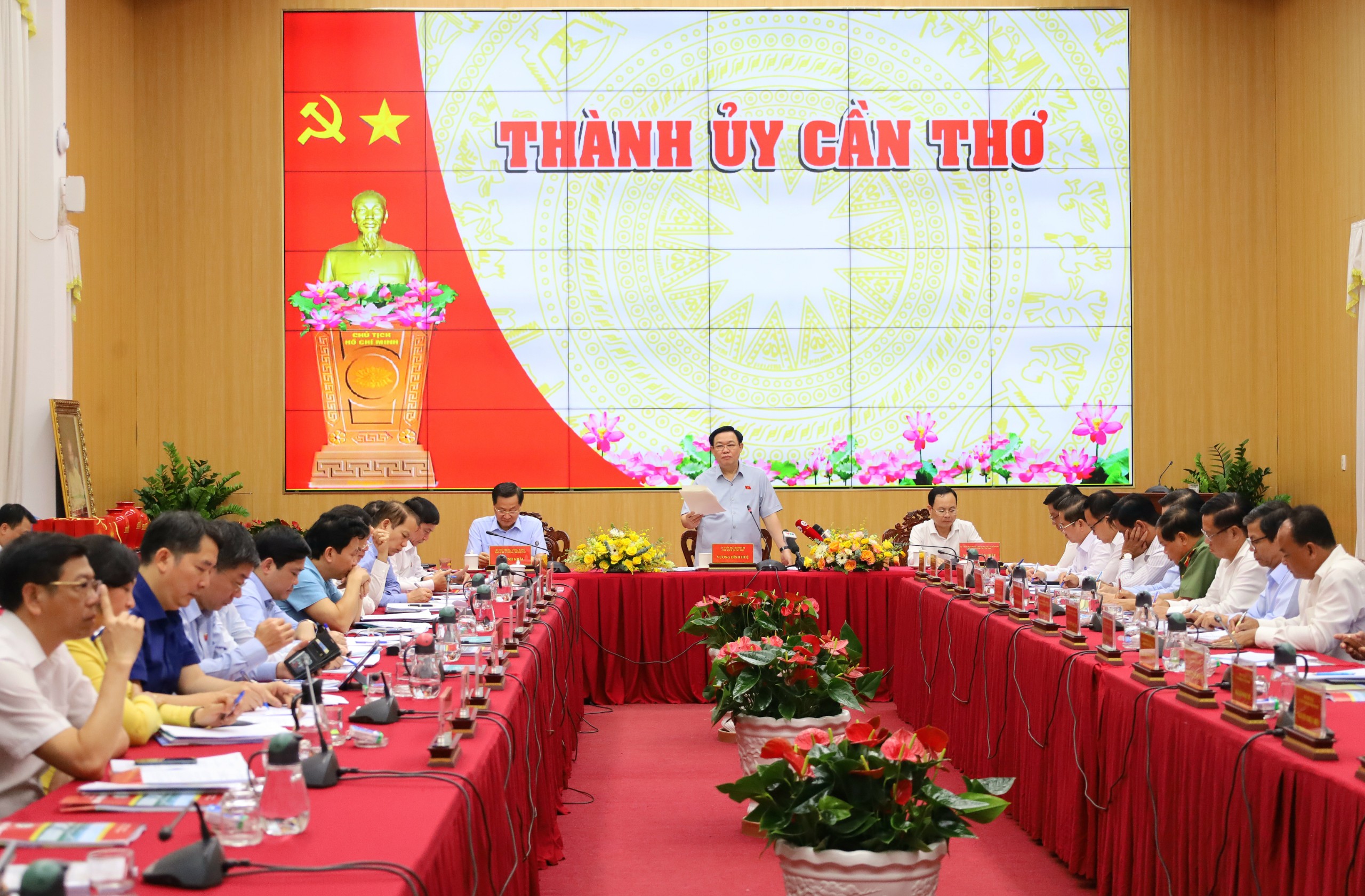 Quang cảnh buổi làm việc của Chủ tịch Quốc hội Vương Đình Huệ, Phó thủ tướng Lê Minh Khái với Ban Thường vụ Thành ủy Cần Thơ.