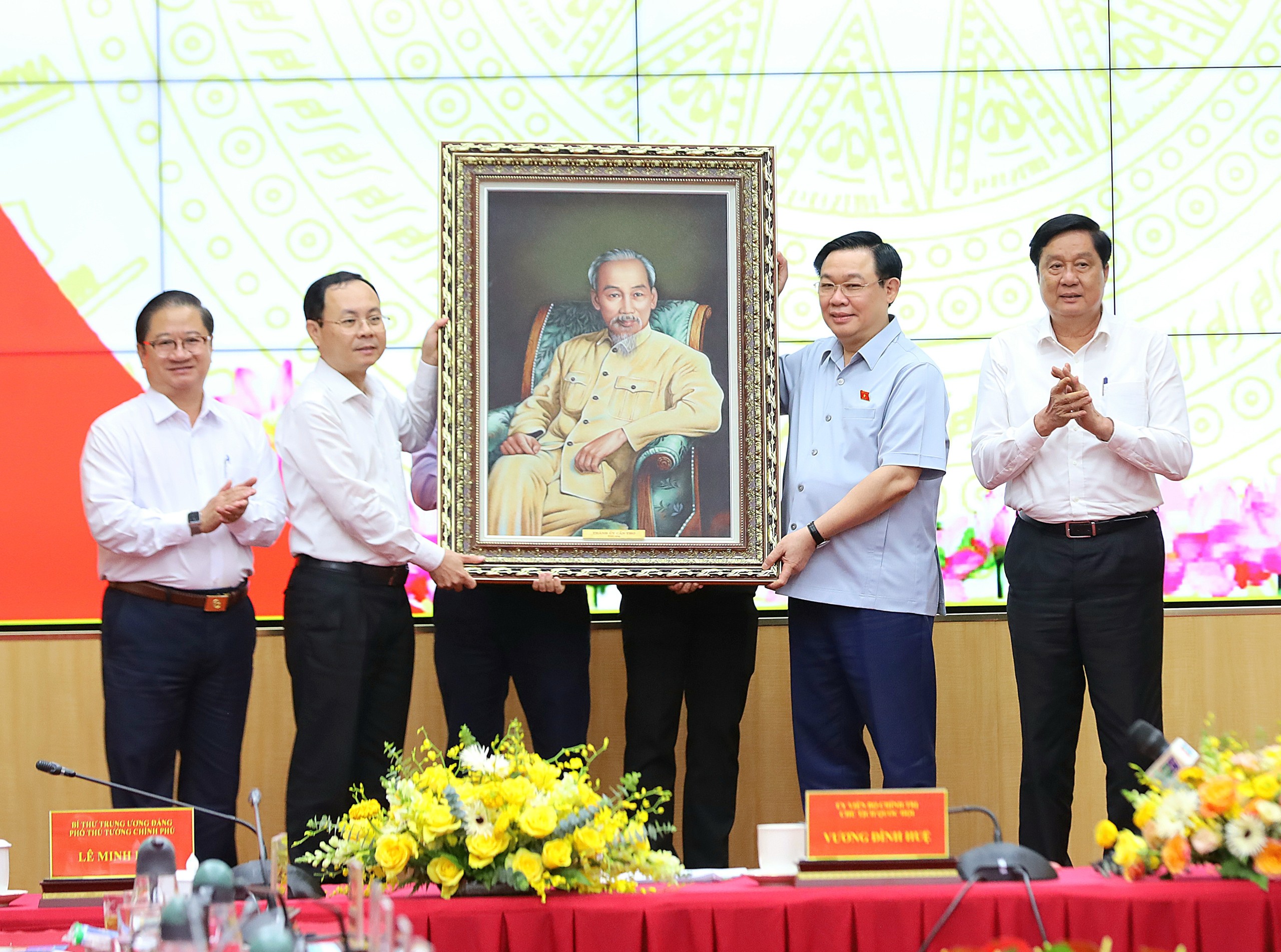 Lãnh đạo Thành ủy Cần Thơ tặng quà lưu niệm cho Chủ tịch Quốc hội Vương Đình Huệ.