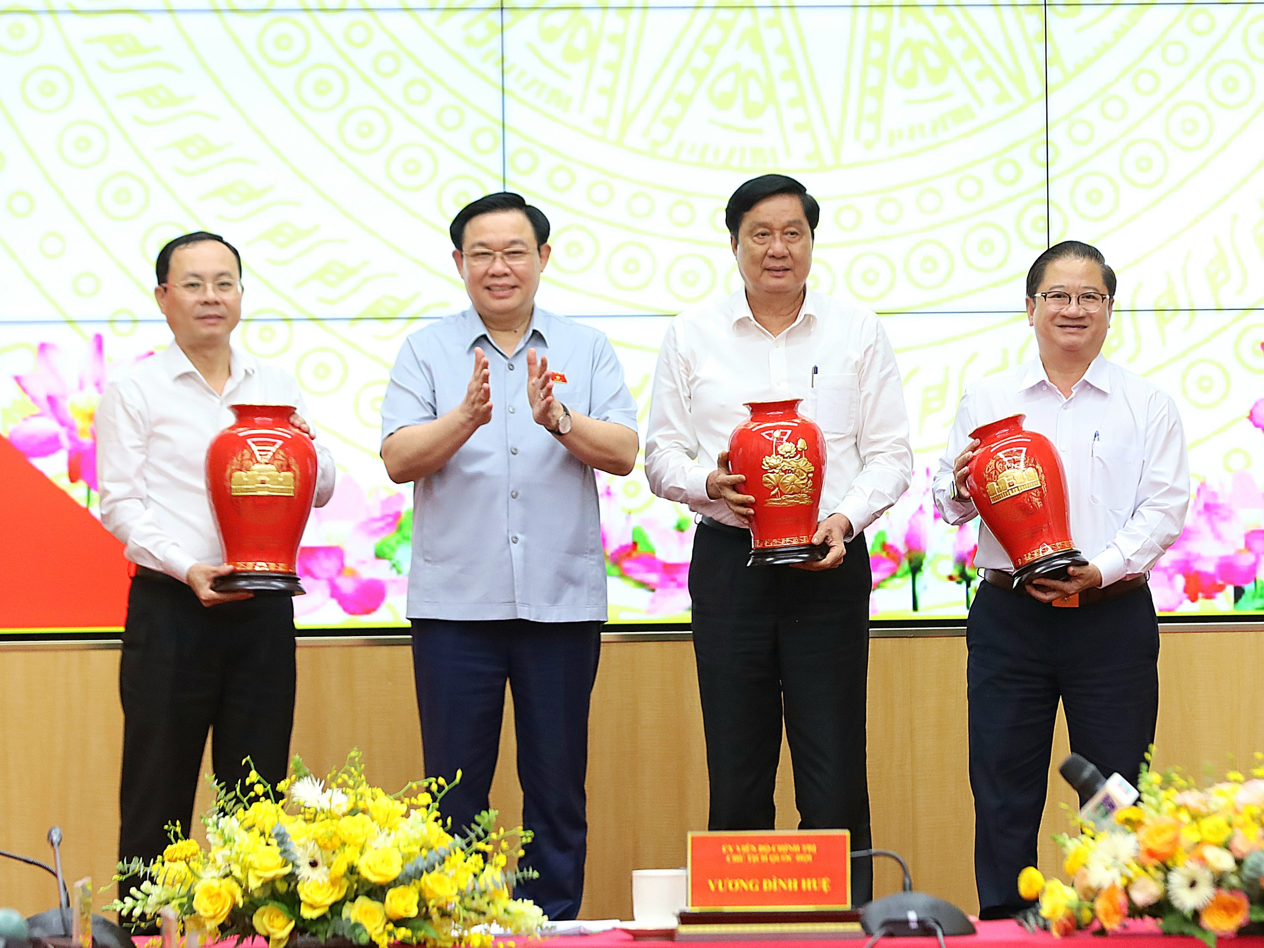 Chủ tịch Quốc hội Vương Đình Huệ tặng quà lưu niệm cho lãnh đạo Thành ủy Cần Thơ.