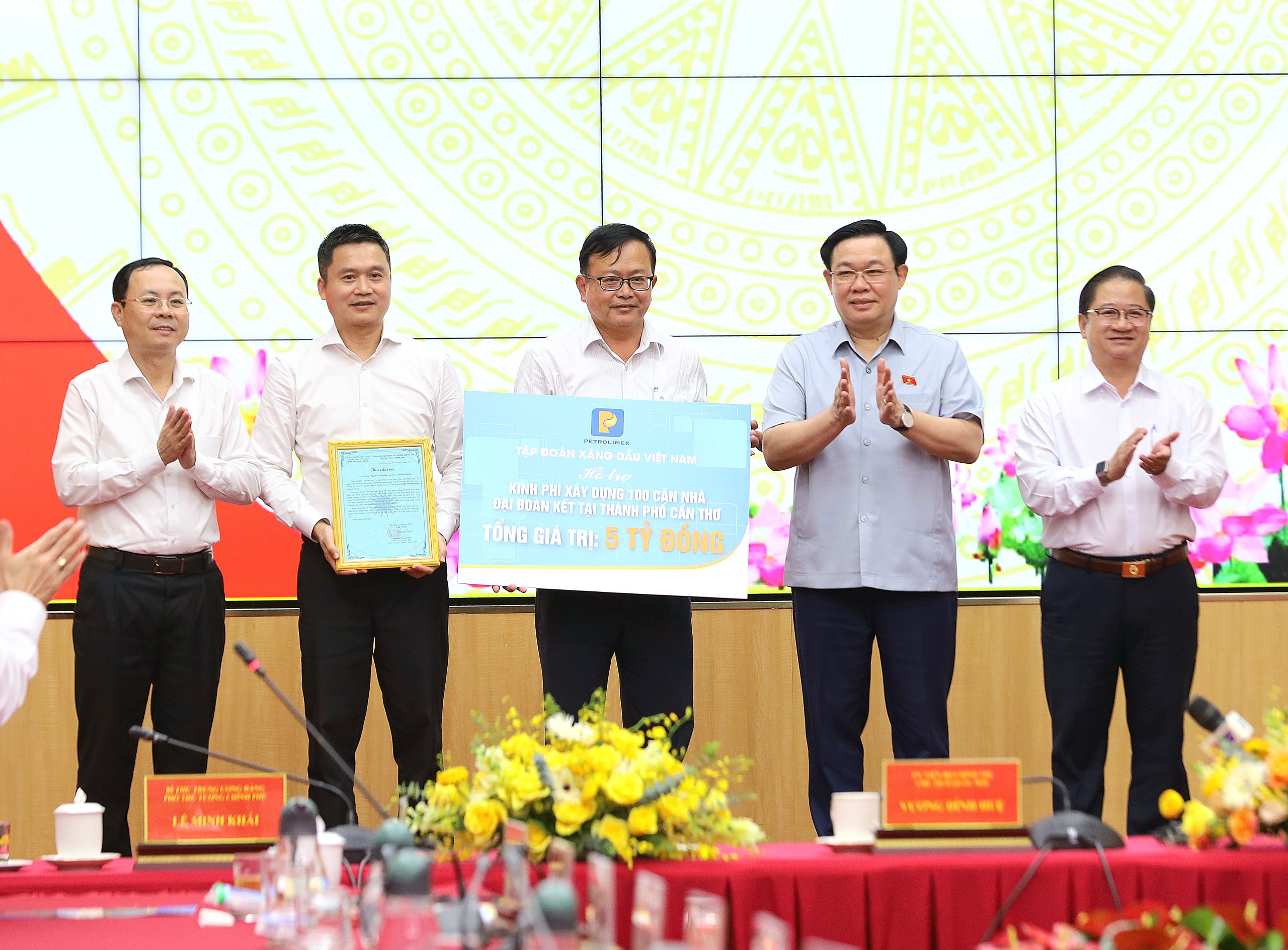 Chủ tịch Quốc hội Vương Đình Huệ chứng kiến Tập đoàn Xăng dầu Việt Nam trao bảng tượng trưng tặng 5 tỷ đồng hỗ trợ xây dựng 100 căn nhà đại đoàn kết cho hộ nghèo, cận nghèo, hộ đặc biệt khó khăn về nhà ở trên địa bàn TP. Cần Thơ.