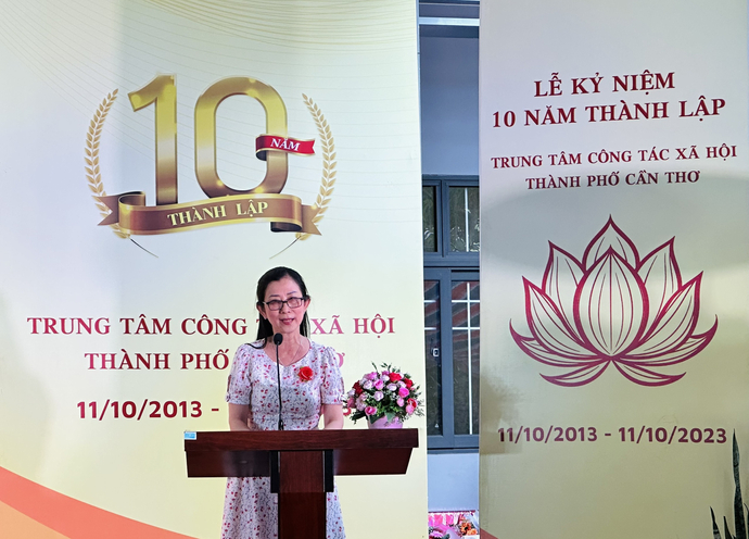 Bà Trần Thị Thanh Hồng - Nguyên PGĐ Trung tâm CTXH TP Cần Thơ phát biểu tại buổi lễ.